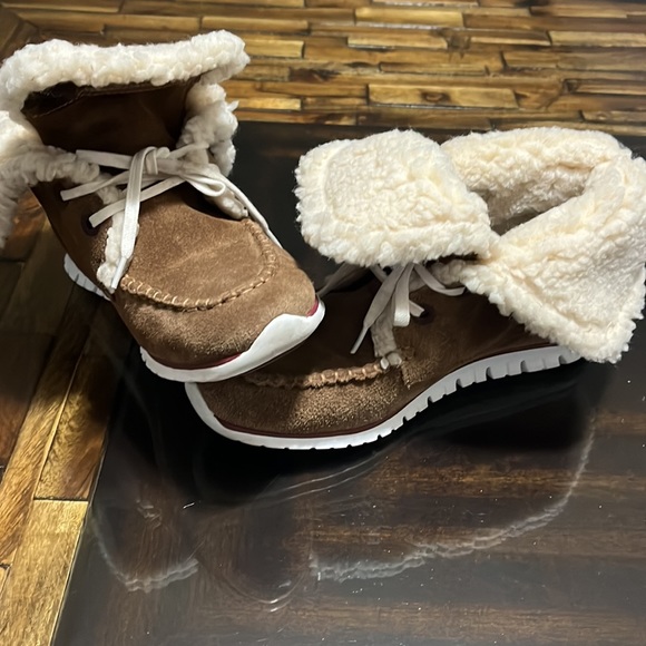 Cole Haan Womens Zerogrand Suede Waterproof Shearling Chukka Boots. Size 7 - Picture 3 of 16
